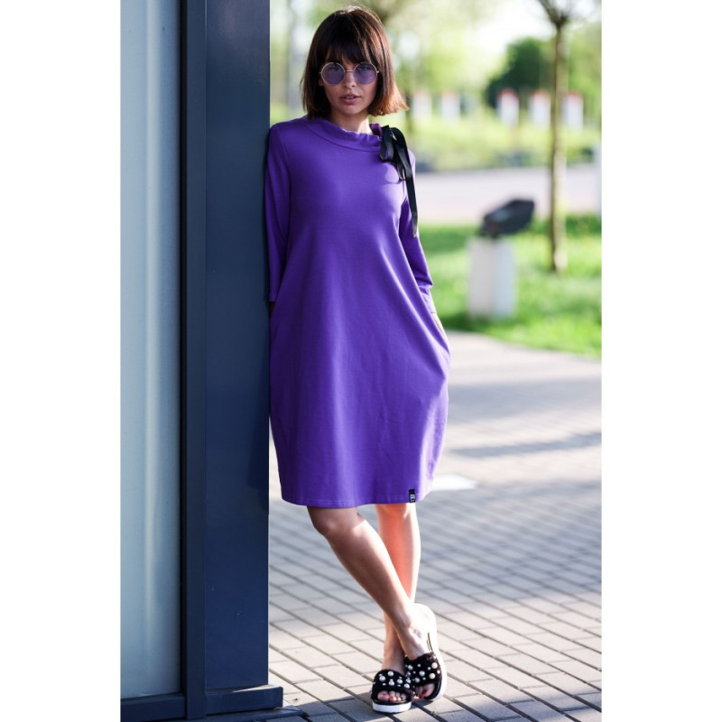 B070 Marškininė suknelė su kaklo raišteliu - violetinė