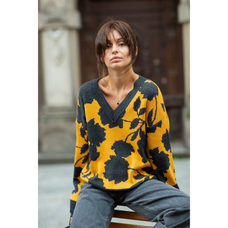 BK056 Sweter w kwiaty - model 3