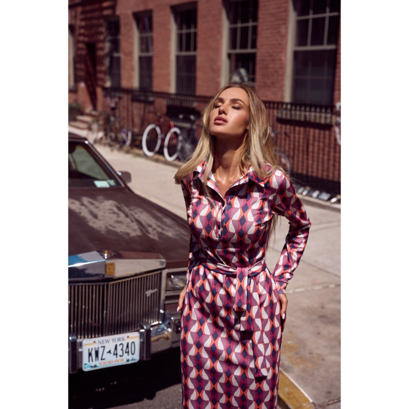 M706 Sukienka ołówkowa z nadrukiem i kołnierzykiem - model 2