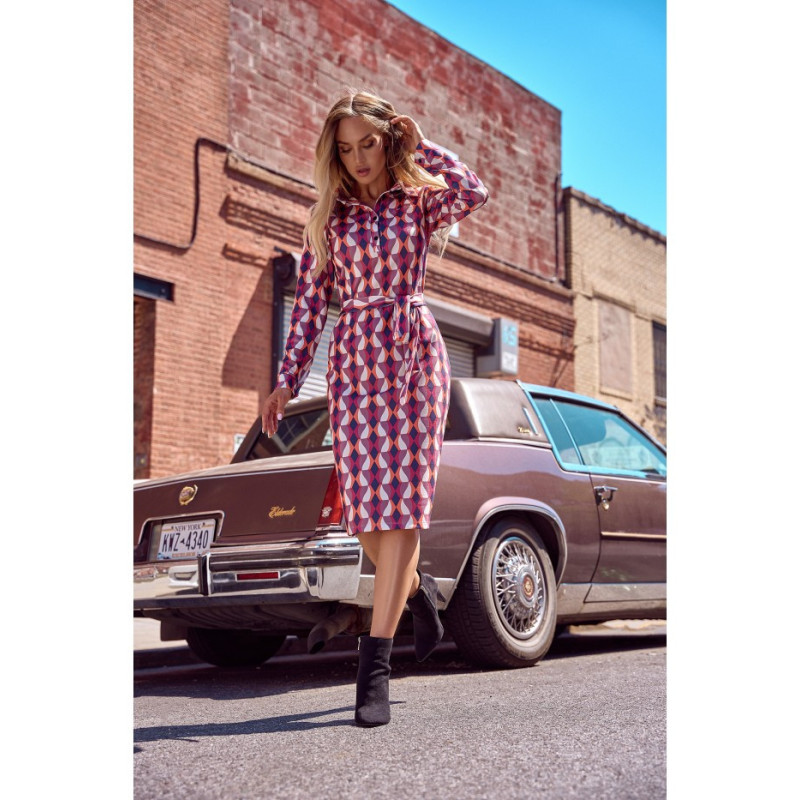 M706 Sukienka ołówkowa z nadrukiem i kołnierzykiem - model 2