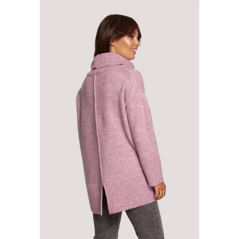 BK086 Sweter z golfem i rozcięciem z tyłu - pudrowy