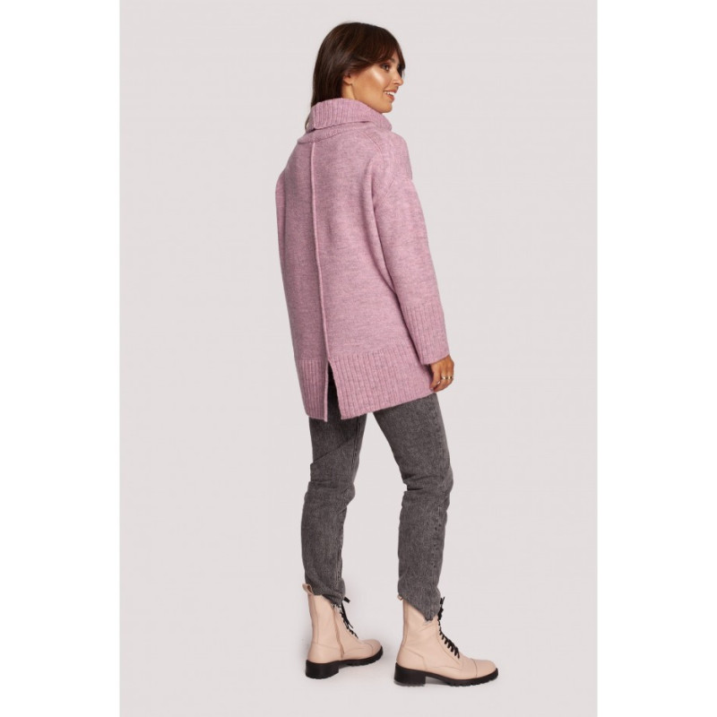 BK086 Sweter z golfem i rozcięciem z tyłu - pudrowy