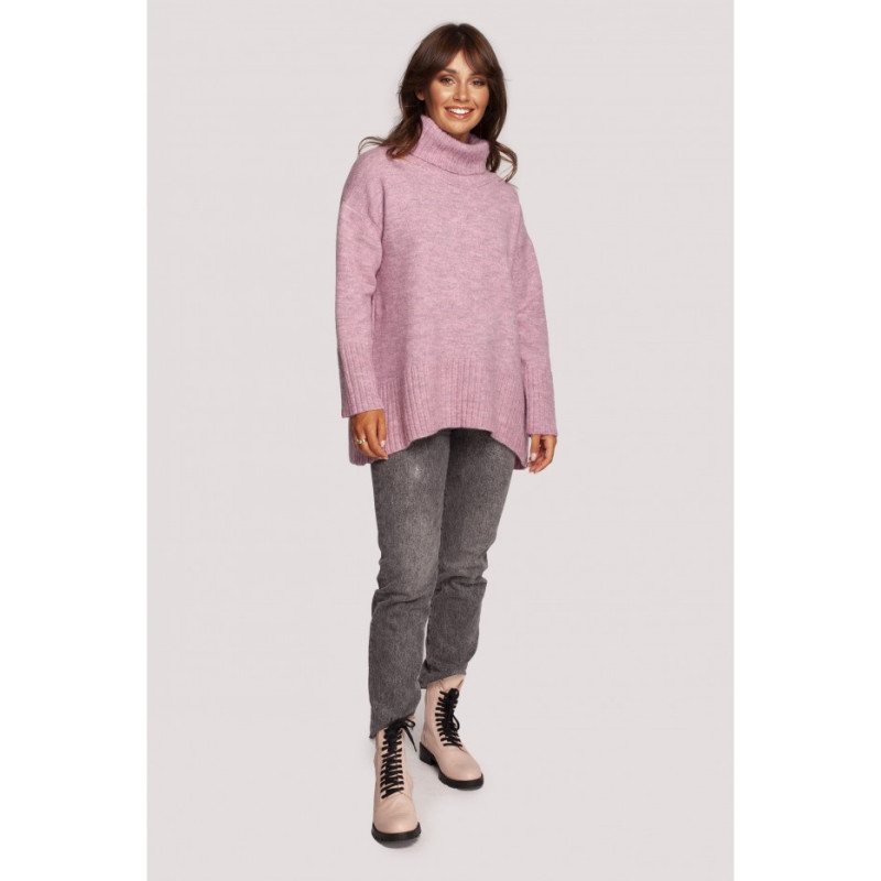 BK086 Sweter z golfem i rozcięciem z tyłu - pudrowy