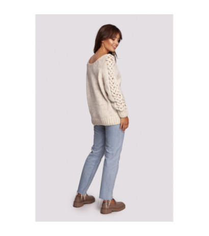 BK090 Sweter z szerokim dekoltem i warkoczem na rękawach - beżowy