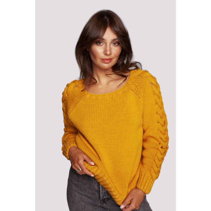 BK090 Sweter z szerokim dekoltem i warkoczem na rękawach - miodowy