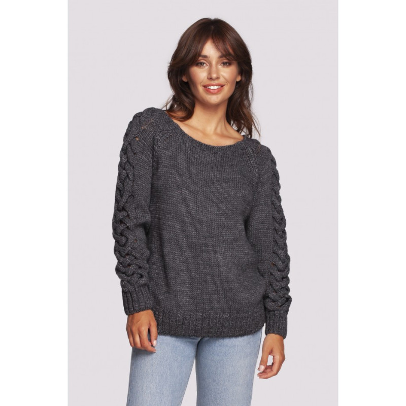 BK090 Sweter z szerokim dekoltem i warkoczem na rękawach - szary