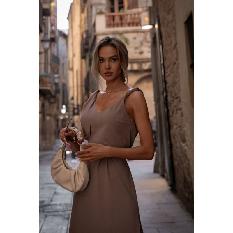 M791 Sukienka maxi z głębokim dekoltem na plecach - kakaowa