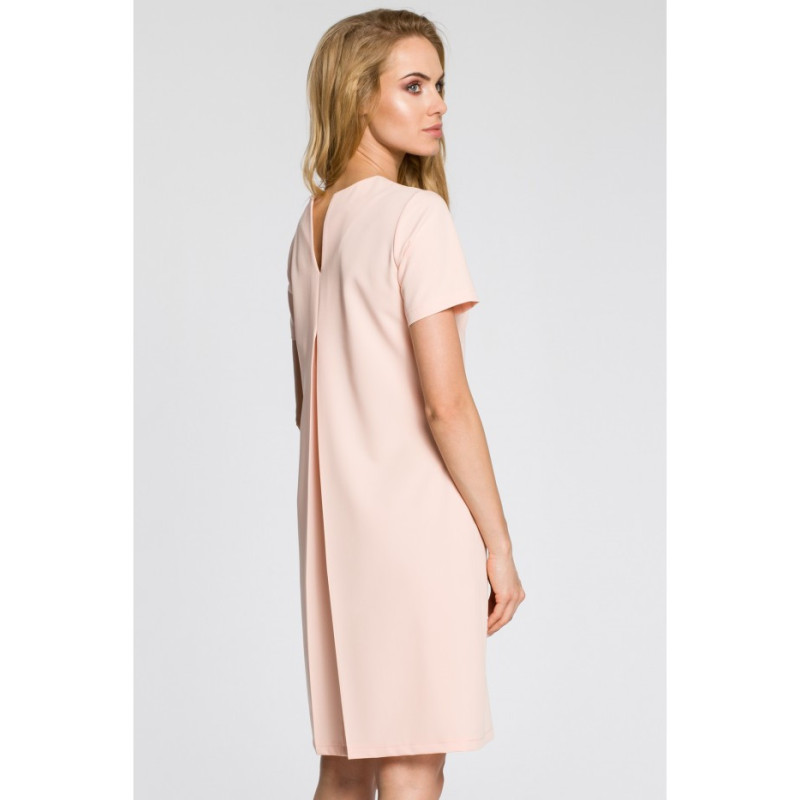 M309 Sukienka trapezowa z kontrafałdą na plecach - pudrowa