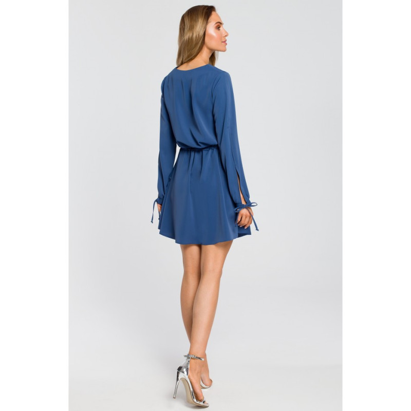 M426 Odcinana sukienka z długim rękawem - niebieska
