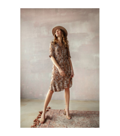 S299 Sukienka w kwiaty z falbaną i ozdobnymi guzikami - model 1