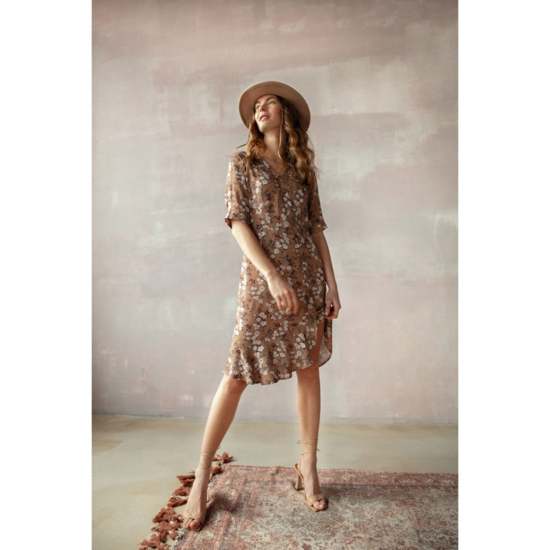 S299 Sukienka w kwiaty z falbaną i ozdobnymi guzikami - model 1