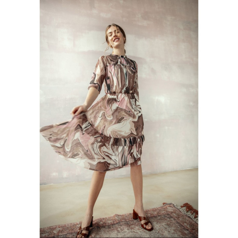 S301 Sukienka z siatki z nadrukiem i falbanami - model 3