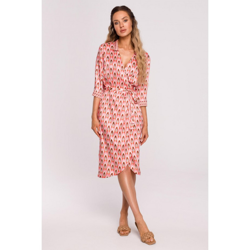 M668 Sukienka z nadrukiem na zakładkę z paskiem - model 2