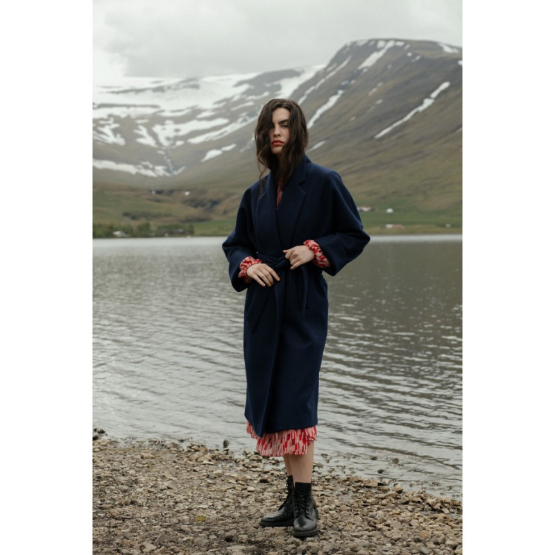 S329 Flauszowy płaszcz z paskiem - granatowy