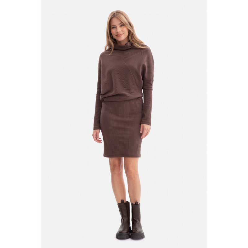 B309 Sukienka bluzowana z dzianiny prążkowanej - brązowa
