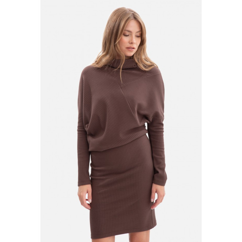 B309 Sukienka bluzowana z dzianiny prążkowanej - brązowa