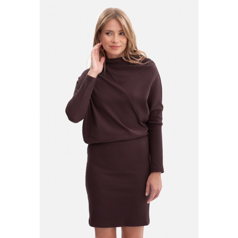 B309 Sukienka bluzowana z dzianiny prążkowanej - gorzka czekolada