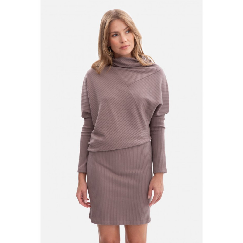 B309 Sukienka bluzowana z dzianiny prążkowanej - kakaowa