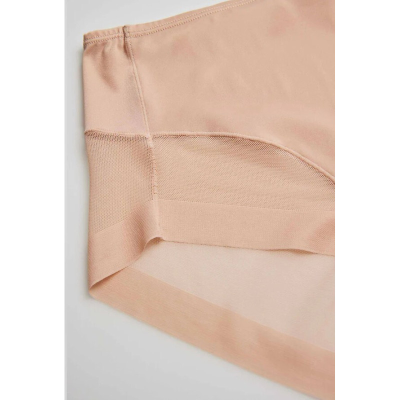 Ysabel Mora kelnaitės