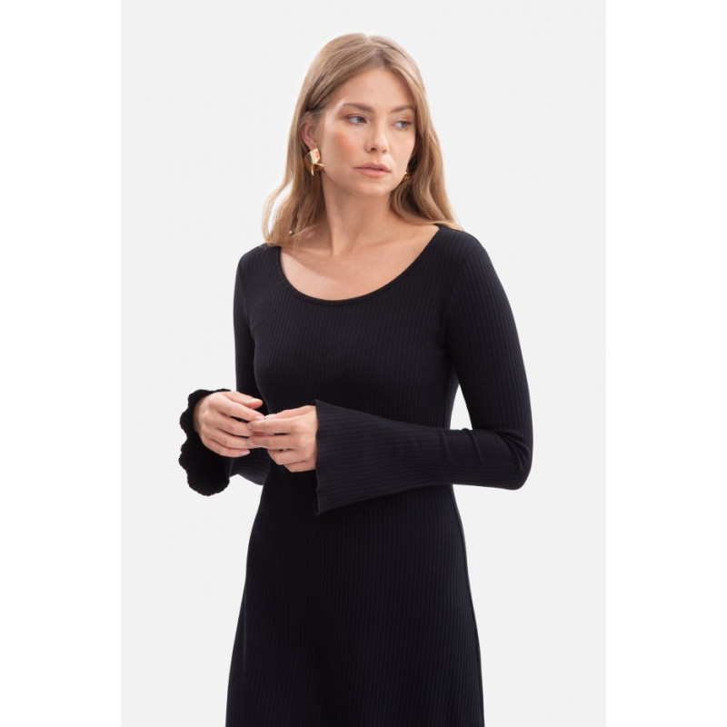 B308 Sukienka midi z dzianiny prążkowanej z dekoltem - czarna