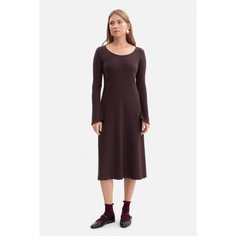 B308 Sukienka midi z dzianiny prążkowanej z dekoltem - gorzka czekolada