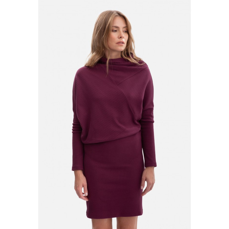 B309 Sukienka bluzowana z dzianiny prążkowanej - śliwkowa