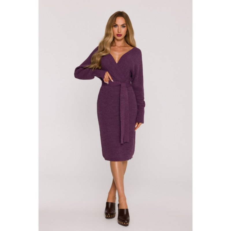 M810 Sukienka swetrowa z dekoltem kopertowym i paskiem - wrzosowa