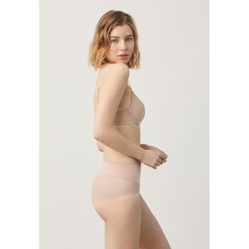 Ysabel Mora kelnaitės