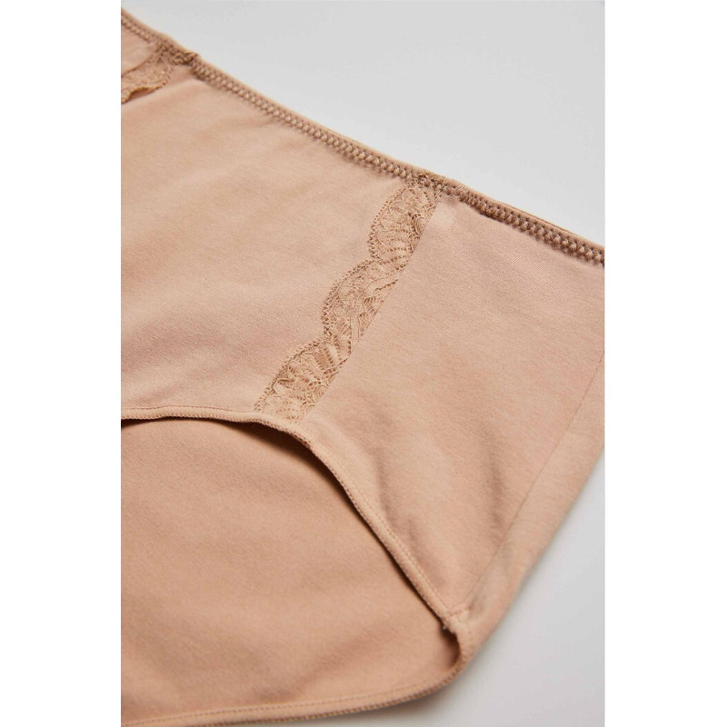 Ysabel Mora kelnaitės