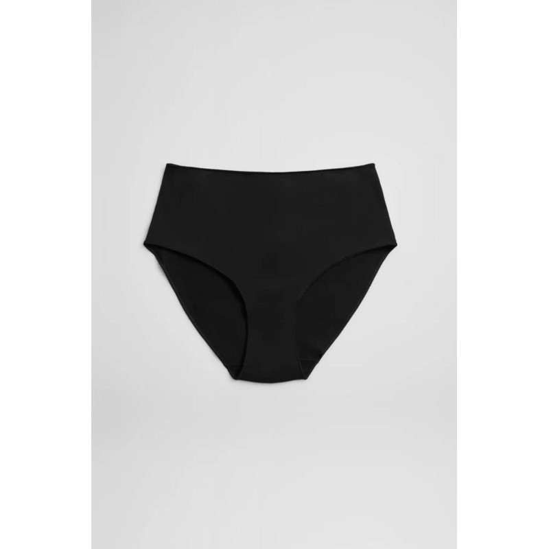 Ysabel Mora kelnaitės